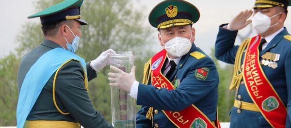 Церемония передачи символа эстафеты Победы на контрольно-пропускном пункте Ак-Тилек-автодорожный - Sputnik Кыргызстан