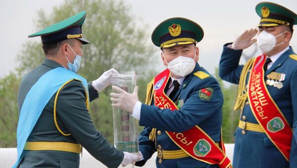 Церемония передачи символа эстафеты Победы на контрольно-пропускном пункте Ак-Тилек-автодорожный - Sputnik Кыргызстан