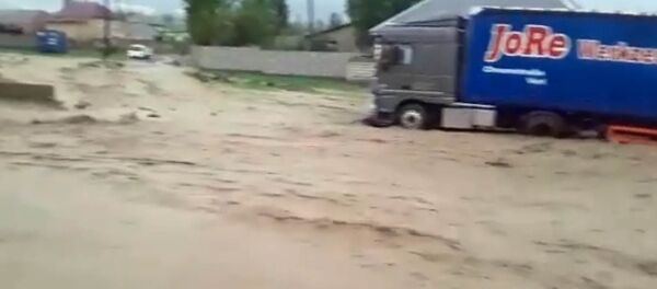 Сель сошел на улицу города Исфана в Кыргызстане — видео с места событий - Sputnik Кыргызстан