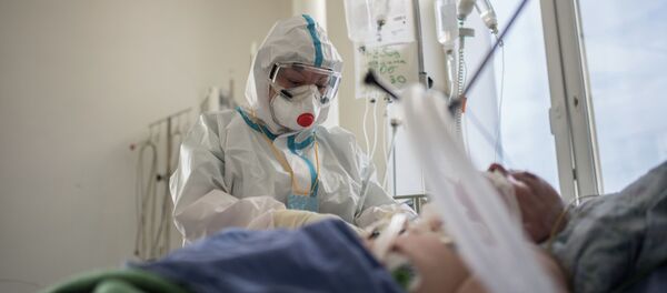 Пациент и медицинский работник в отделении реанимации - Sputnik Кыргызстан