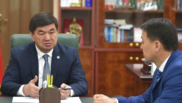 Премьер-министр Мухаммедкалый Абылгазиев провел совещание, где были рассмотрены вопросы, связанные с ликвидацией последствий селевых потоков в городе Исфана Баткенской области - Sputnik Кыргызстан