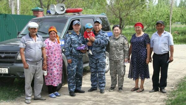  селе Додон Ноокатского района Ошской области двое милиционеров спасли маленького ребенка - Sputnik Кыргызстан