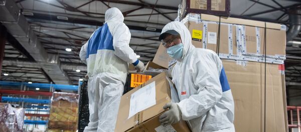 Аэропорттун кызматкерлери коопсуз костюмчан жумуш учурунда. Архив Аэропорттун кызматкерлери коопсуз костюмчан жумуш учурунда. Архив - Sputnik Кыргызстан