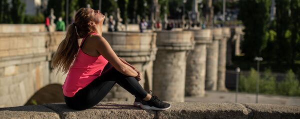 Күндө отурган кыз. Архив - Sputnik Кыргызстан