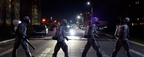 Дезинфекция жүргүзүп жаткан кызматкерлер Дезинфекция жүргүзүп жаткан кызматкерлер - Sputnik Кыргызстан