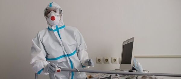 Медицинский работник делает узи пациенту - Sputnik Кыргызстан