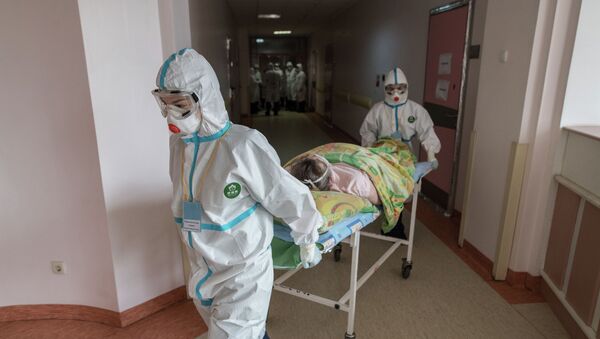 Медицинские работники везут пациента в стационаре для больных с коронавирусной инфекцией - Sputnik Кыргызстан