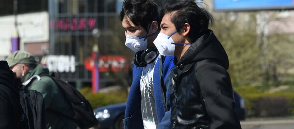 Прохожие в защитных масках на улице - Sputnik Кыргызстан