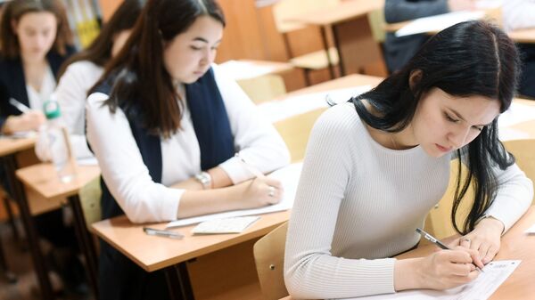 Школьники во время экзамена. Архивное фото - Sputnik Кыргызстан