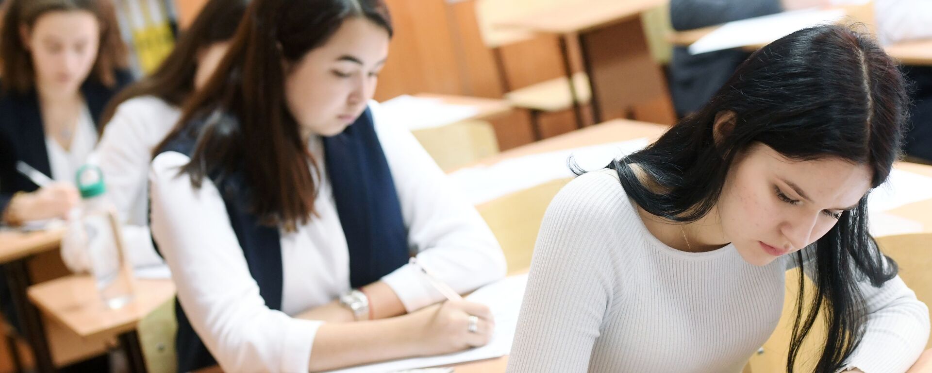 Сынакка катышып жаткан окуучулар. Архив  - Sputnik Кыргызстан, 1920, 08.09.2024