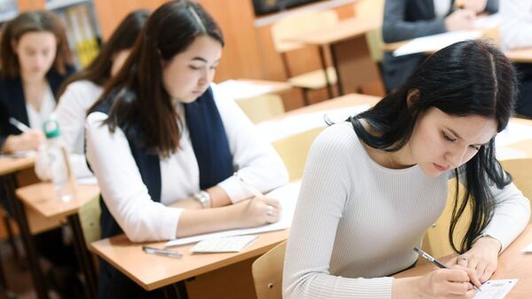 Школьники во время экзамена. Архивное фото - Sputnik Кыргызстан