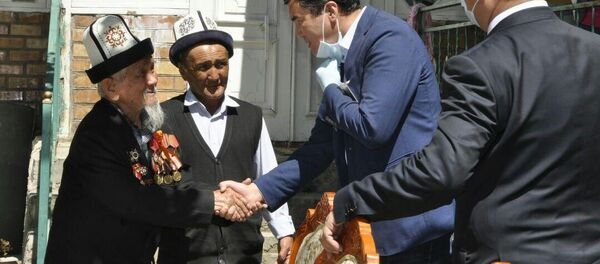 Кара-Суудагы согуштун ардагерлерине облус жетекчиси 10 миң сомдон тапшырды - Sputnik Кыргызстан