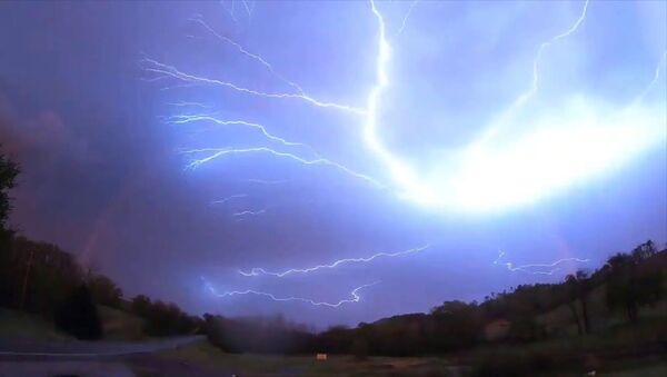 Мощная молния на фоне радуги — редкое видео сняли в США - Sputnik Кыргызстан