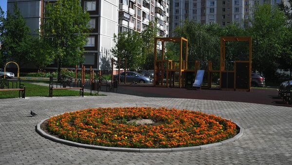 Детская игровая площадка во дворе дома. Архивное фото - Sputnik Кыргызстан