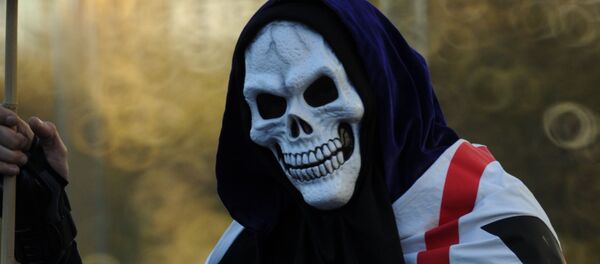 Мужчина в костюме смерти. Архивное фото Мужчина в костюме смерти. Архивное фото - Sputnik Кыргызстан