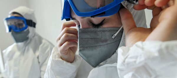 Сотрудники службы скорой помощи в защитных костюмах. Архивное фото Сотрудники службы скорой помощи в защитных костюмах. Архивное фото - Sputnik Кыргызстан