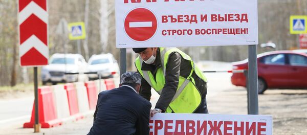 Карантин белгилерин коюп жаткан блокпостто кызматкерлер. Архив Карантин белгилерин коюп жаткан блокпостто кызматкерлер. Архив - Sputnik Кыргызстан