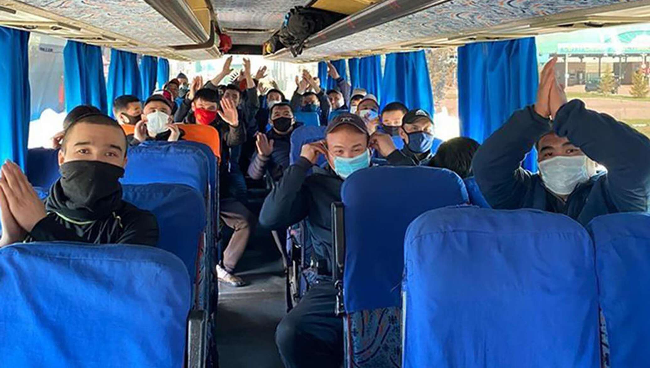 Выезд через казахстан. Автобус с мигрантами. Мигранты на маршрутке. Казахстан автобус граница.