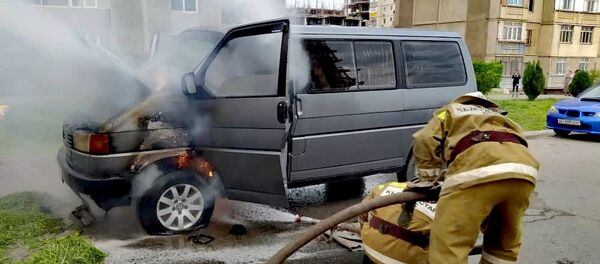 В Бишкеке горело авто — тушить помогала группа захвата ГУГССО В Бишкеке горело авто — тушить помогала группа захвата ГУГССО - Sputnik Кыргызстан