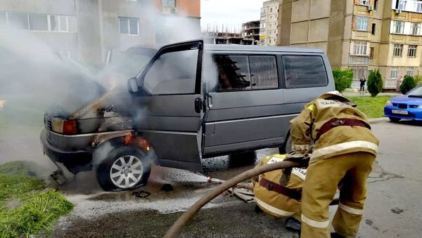 В Бишкеке горело авто — тушить помогала группа захвата ГУГССО - Sputnik Кыргызстан