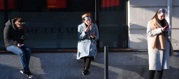 Девушки курят у торгового центра. Архивное фото - Sputnik Кыргызстан