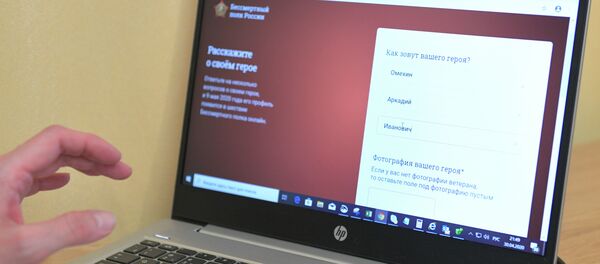 Девушка заполняет заявку для участия в акции Бессмертный полк онлайн.  - Sputnik Кыргызстан