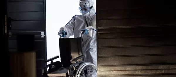 Медик карантинного центра с коляской для пациентов. Архивное фото Медик карантинного центра с коляской для пациентов. Архивное фото - Sputnik Кыргызстан