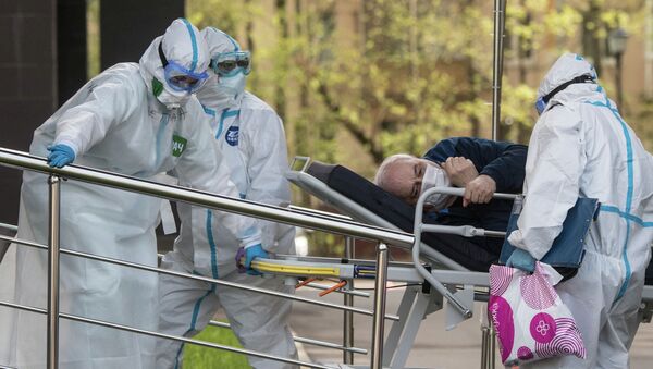 Медики транспортируют пациента с подозрением на коронавирус. Архивное фото - Sputnik Кыргызстан