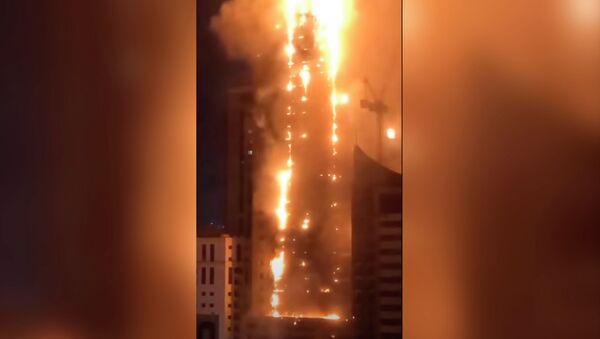 Сильный пожар произошел в небоскребе в ОАЭ — видео  - Sputnik Кыргызстан