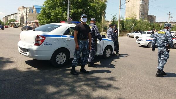 Сотрудники патрульной милиции на блокпостах для усиления мер по предотвращению распространения коронавируса в Оше - Sputnik Кыргызстан