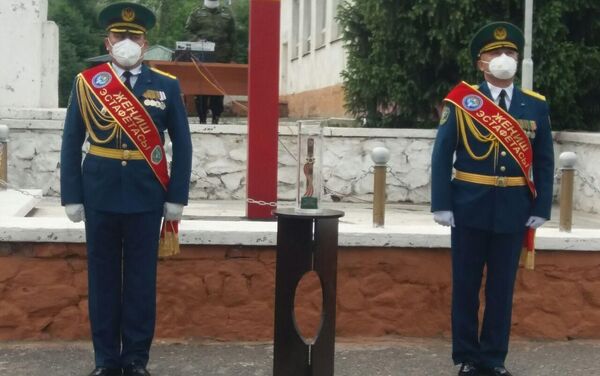 2 мая казахстанские пограничники торжественно передали символ эстафеты кыргызстанским коллегам, а из Бишкека его доставили в южную столицу - Sputnik Кыргызстан
