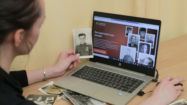Девушка заполняет заявку для участия в акции Бессмертный полк онлайн.  - Sputnik Кыргызстан