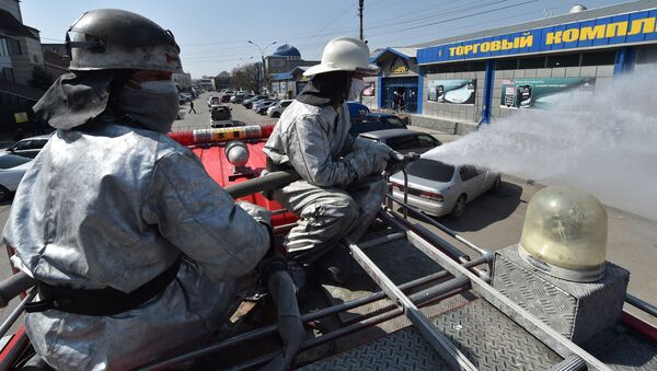 Пожарные, носящие маски для лица, распыляют дезинфицирующее средство в столице. Архивное фото - Sputnik Кыргызстан