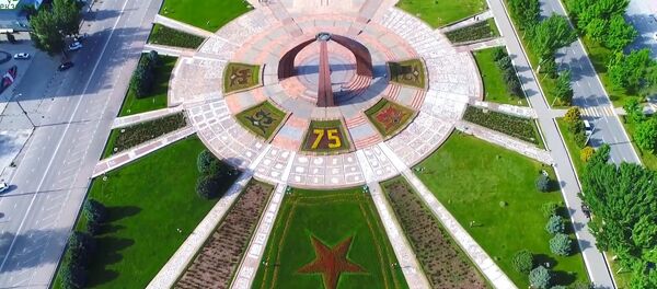 Огромная красная звезда и цифра 75 из цветов в Бишкеке — видео с дрона - Sputnik Кыргызстан