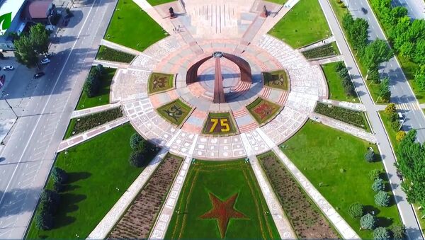 Огромная красная звезда и цифра 75 из цветов в Бишкеке — видео с дрона - Sputnik Кыргызстан