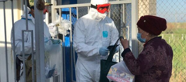 Медициналык кызматкерлер кишилерди өткөзүп жатышат. Архив - Sputnik Кыргызстан