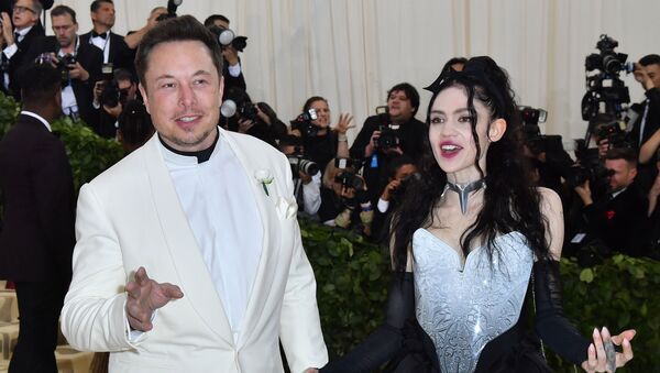 Глава Tesla и SpaceX Элон Маск и певица Граймс - Sputnik Кыргызстан