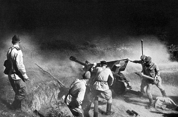 Артиллерийский расчет во время боя, Северный Кавказ - Sputnik Кыргызстан