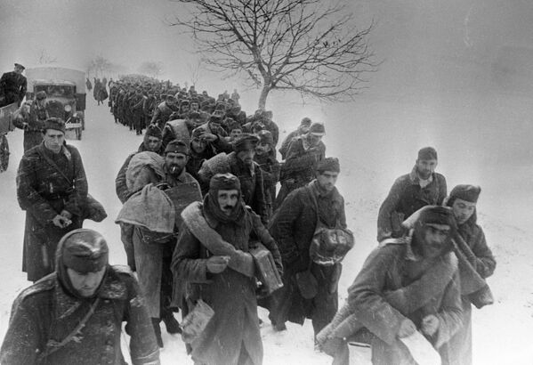 Взятые советскими войсками пленные направляются в тыл, 2-й Украинский фронт - Sputnik Кыргызстан