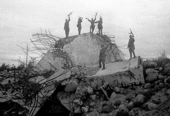 Красноармейцы на обломках одного из немецких дотов, Ленинградский фронт - Sputnik Кыргызстан