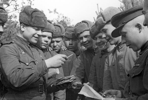 Советские воины во время разбора почты, 2-ой Белорусский фронт - Sputnik Кыргызстан