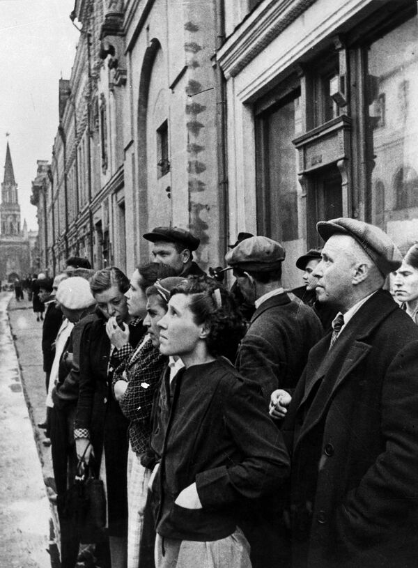 Жители столицы 22 июня 1941 года во время объявления по радио о нападении Германии на СССР - Sputnik Кыргызстан