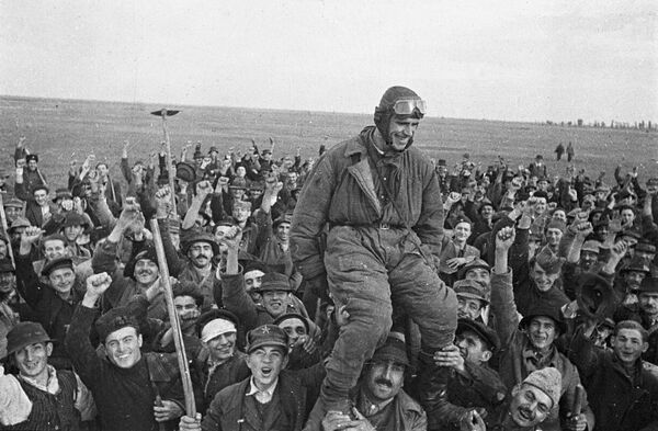 Жители деревни Омолица приветствуют советского летчика Семена Бойко, прилетевшего первым на югославскую землю - Sputnik Кыргызстан
