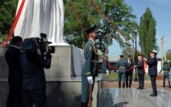 В Бишкеке состоялось открытие парка имени Чолпонбая Тулебердиева и памятника этому Герою Советского Союза - Sputnik Кыргызстан