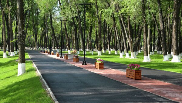 Парк имени героя Советского Союза Чолпонбая Тулебердиева в городе Бишкек - Sputnik Кыргызстан