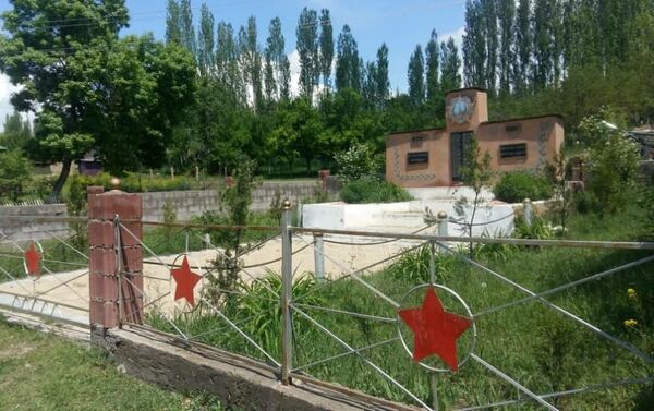 Вокруг мемориала местные жители высадили деревья - Sputnik Кыргызстан