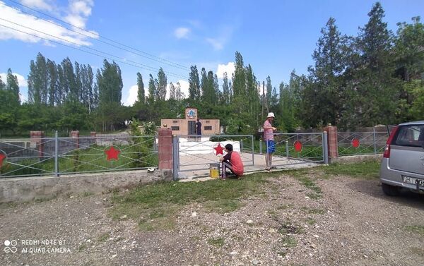 К 9 мая единомышленники Рашита Гизатулина подкрасили ворота памятника - Sputnik Кыргызстан