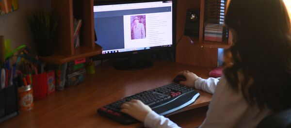 Волонтер обрабатывает информацию, присланную участниками акции Бессмертный полк онлайн, у себя дома в Москве - Sputnik Кыргызстан