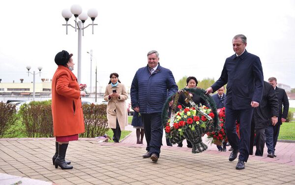 В Минске состоялась торжественная церемония возложения цветов к памятнику герою Советского союза Жумашу Асаналиеву - Sputnik Кыргызстан