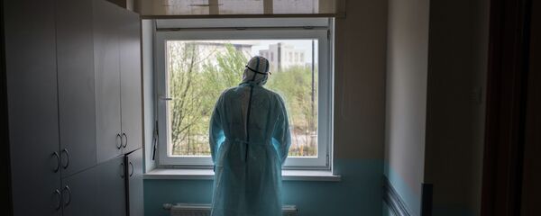 Медицинский работник стоит у окна в больнице - Sputnik Кыргызстан